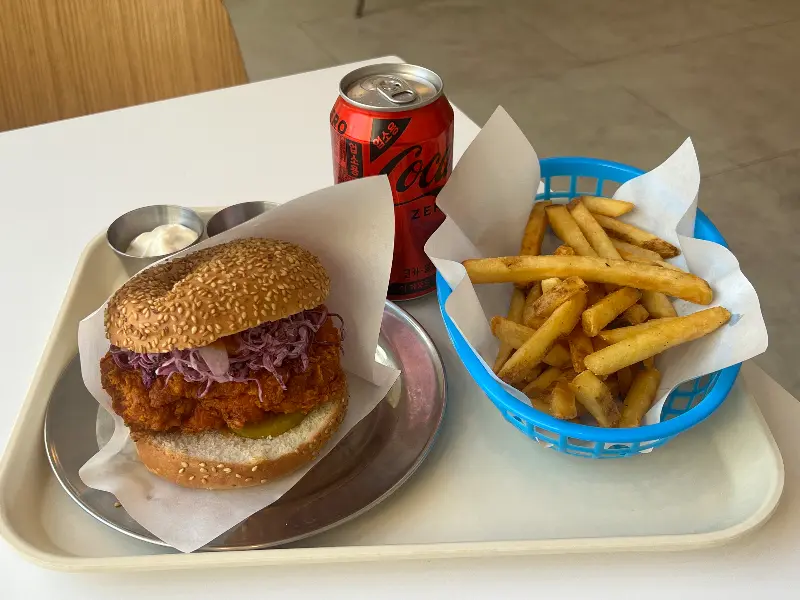 깔끔한 매장 내부