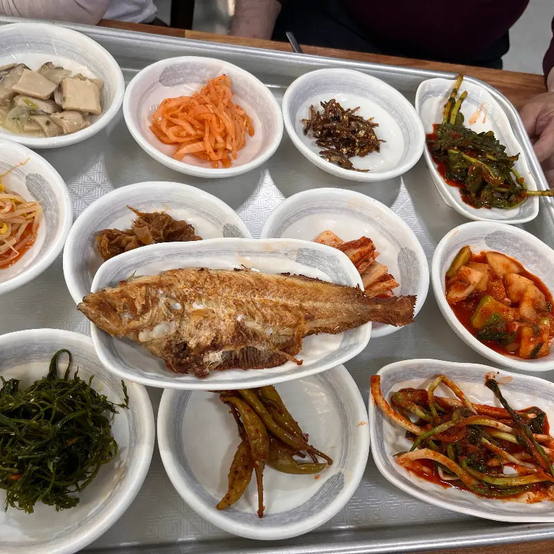 한 상 가득 차려진 백반 정식