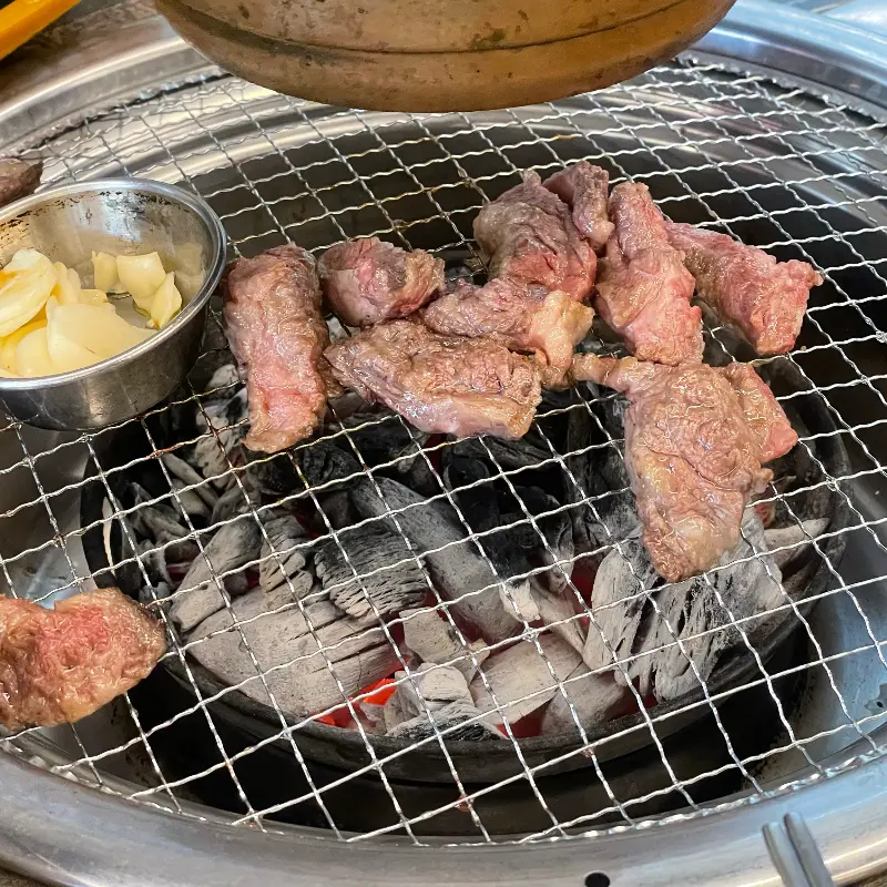 숯불 위에서 맛있게 익어가는 소갈비살
