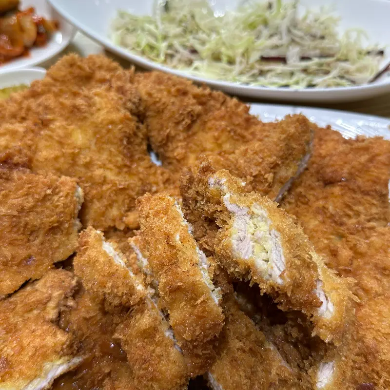 잘라놓은 돈까스 단면