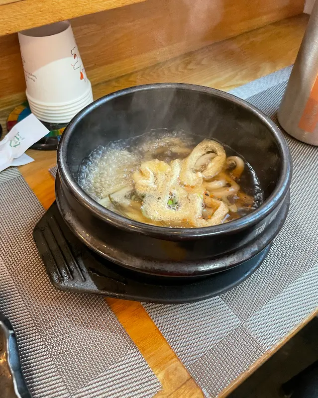 김이 모락모락 나는 우동