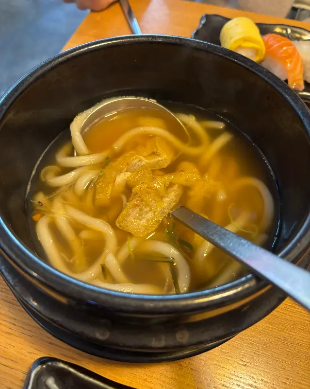 우동을 뜨는 모습