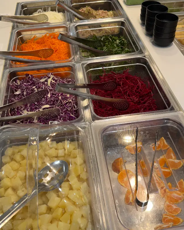 샐러드바의 신선한 채소 코너