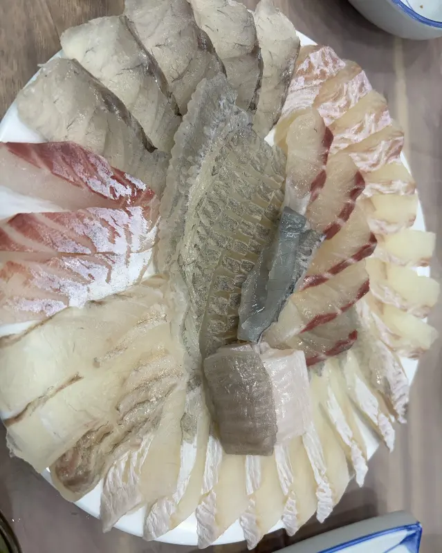 윤기가 좔좔 흐르는 모듬회