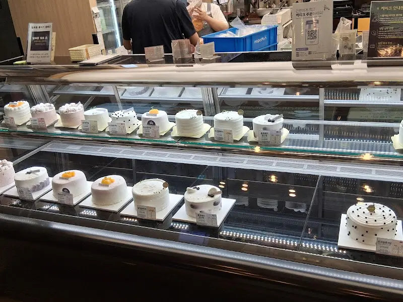 나폴레옹 과자점의 케이크 진열대
