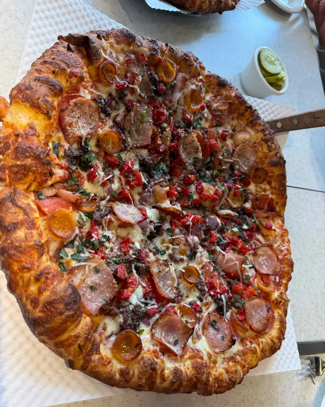 푸짐한 토핑이 인상적인 수퍼잭슨 피자