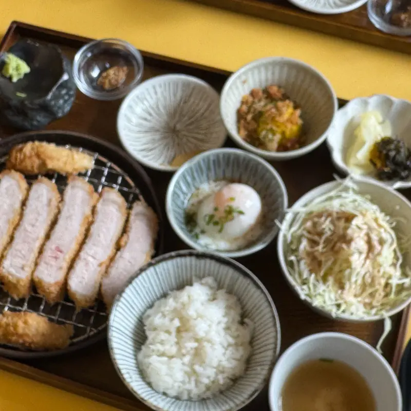 푸짐하게 차려진 안심 카츠 한 상