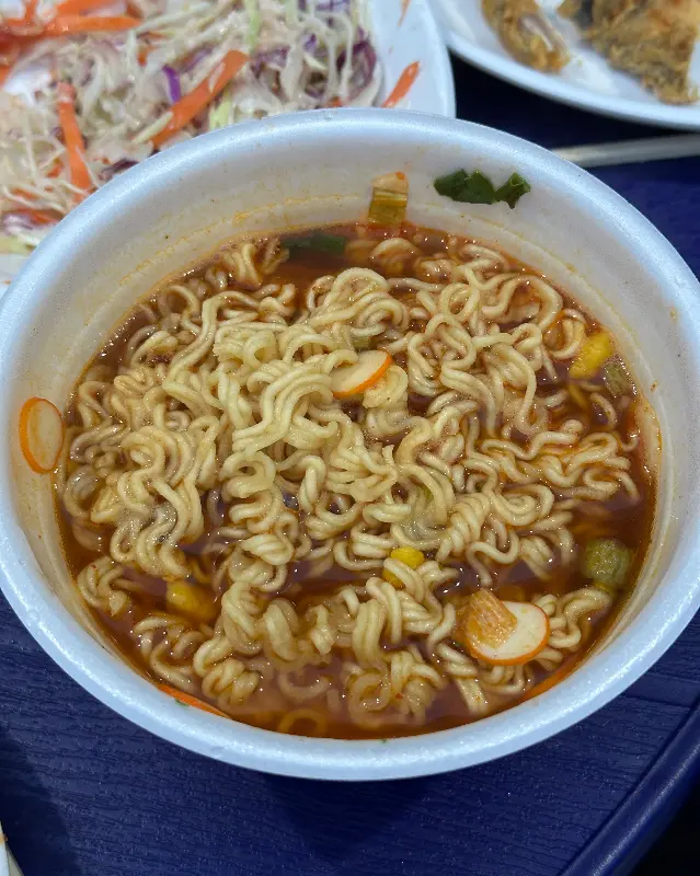 편의점에서 사 온 컵라면