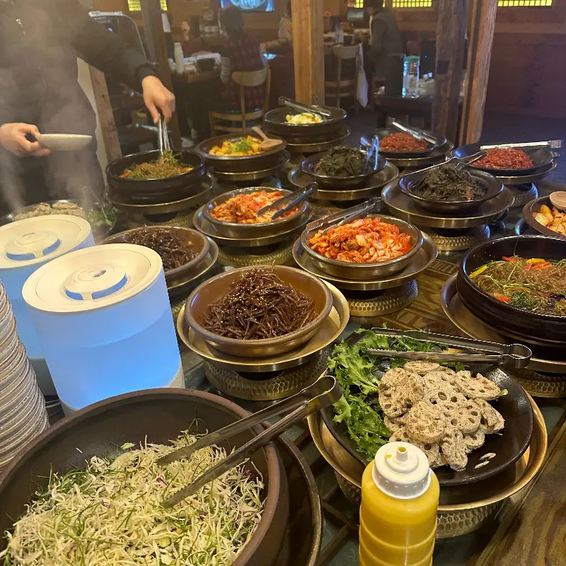 다양한 반찬이 준비된 셀프바