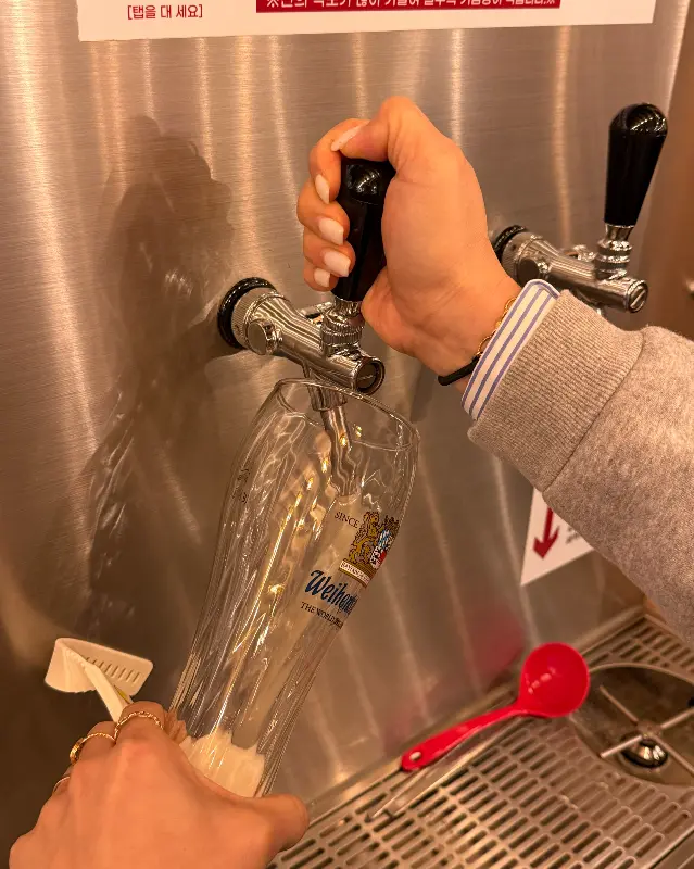 생맥주를 따르는 모습