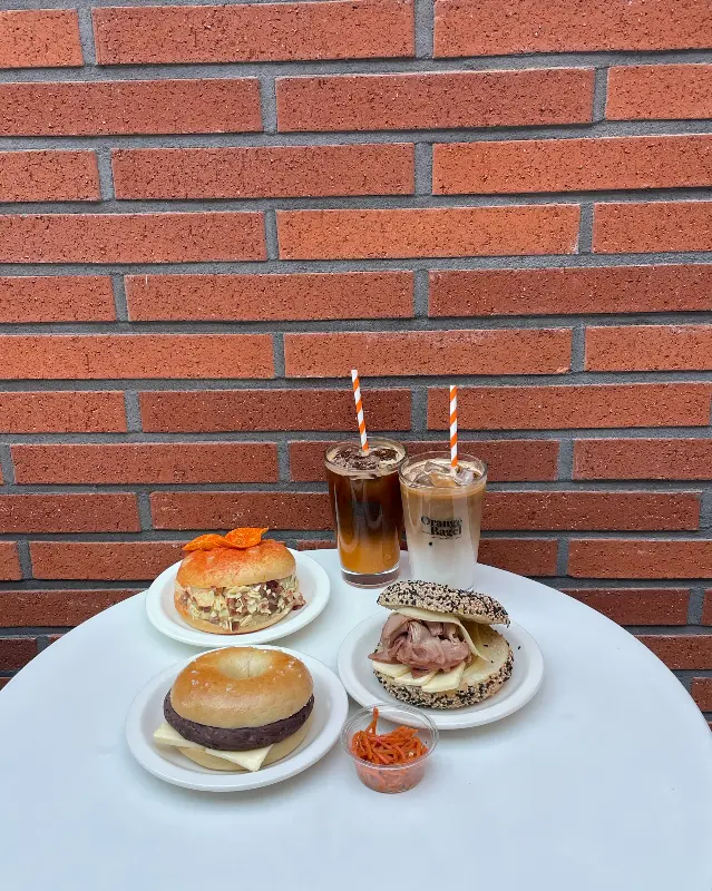 잠봉뵈르 베이글, 쪽파 베이컨 크림 베이글, 오렌지 크림 라떼