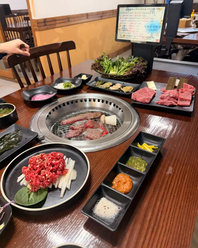 사장님 인심이 느껴지는 육회 서비스