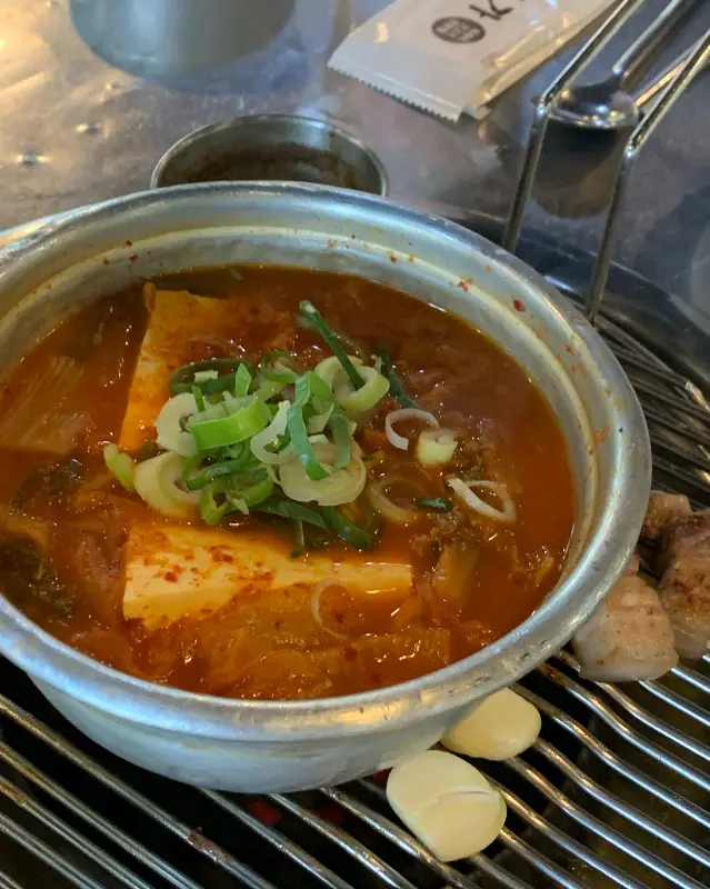 깊고 진한 맛이 일품인 김치찌개