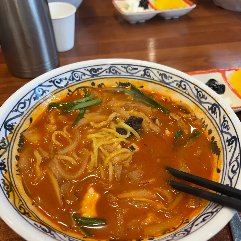 도야짬뽕의 붉은 국물과 신선한 재료들이 조화롭게 어우러진 모습