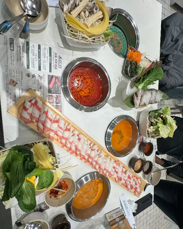 푸짐한 샤브샤브 한 상 차림