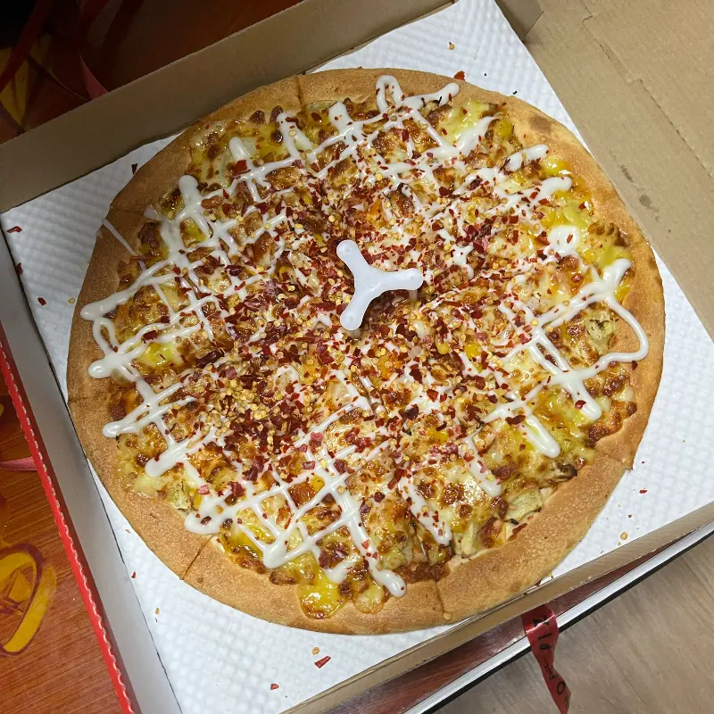 페퍼론치노가 듬뿍 뿌려진 피자