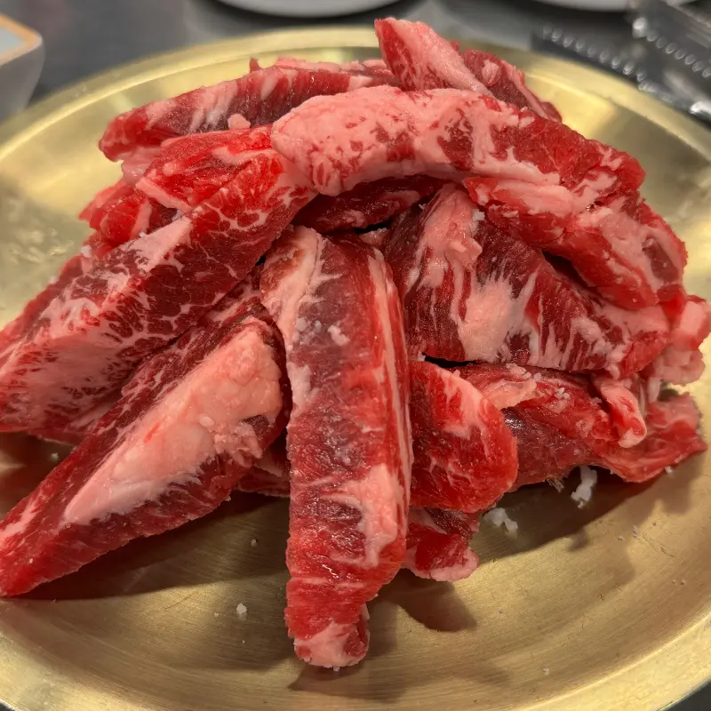 윤기가 좔좔 흐르는 갈빗살