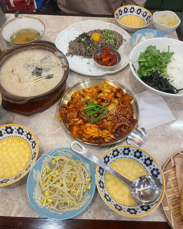 테이블 가득 차려진 음식 사진