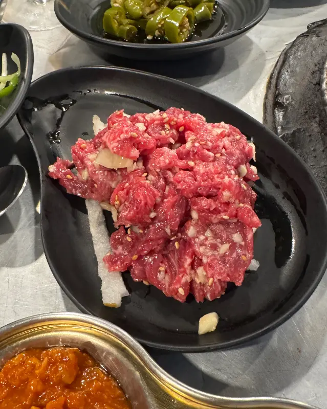 입맛 돋우는 육회의 향연