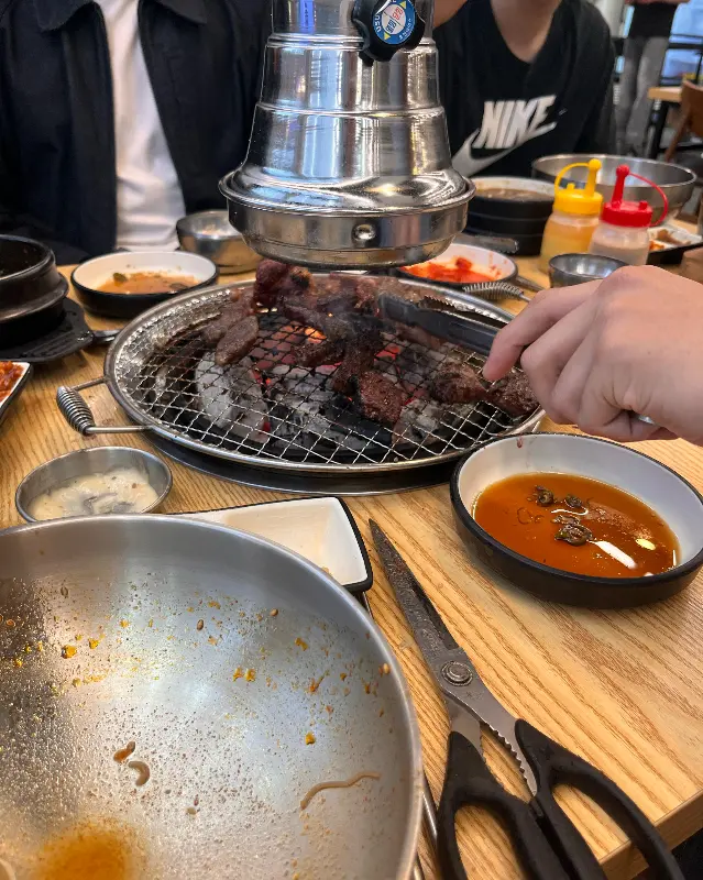 불판 가득 구워진 고기