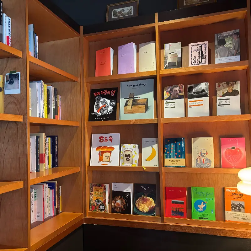 책이 가득한 칩멍크의 책장
