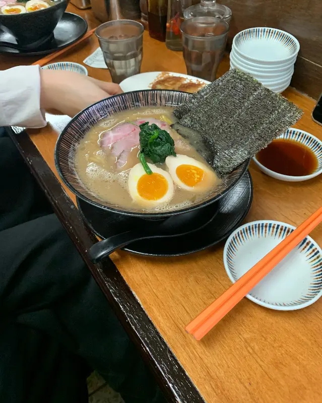 진한 국물이 인상적인 라멘