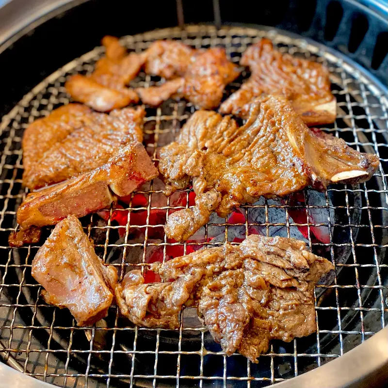숯불 위에서 맛있게 익어가는 양념갈비