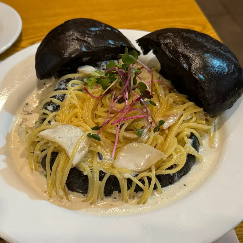 검은 빵 사이에 담긴 파스타