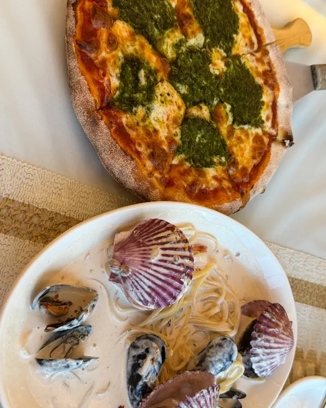 바질 피자와 해산물 파스타