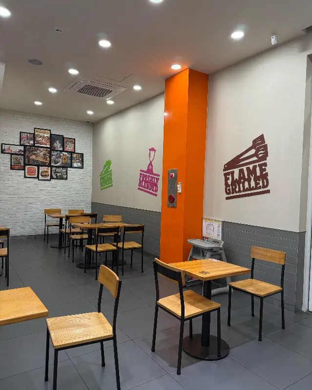 넓은 테이블이 놓여진 버거킹 내부