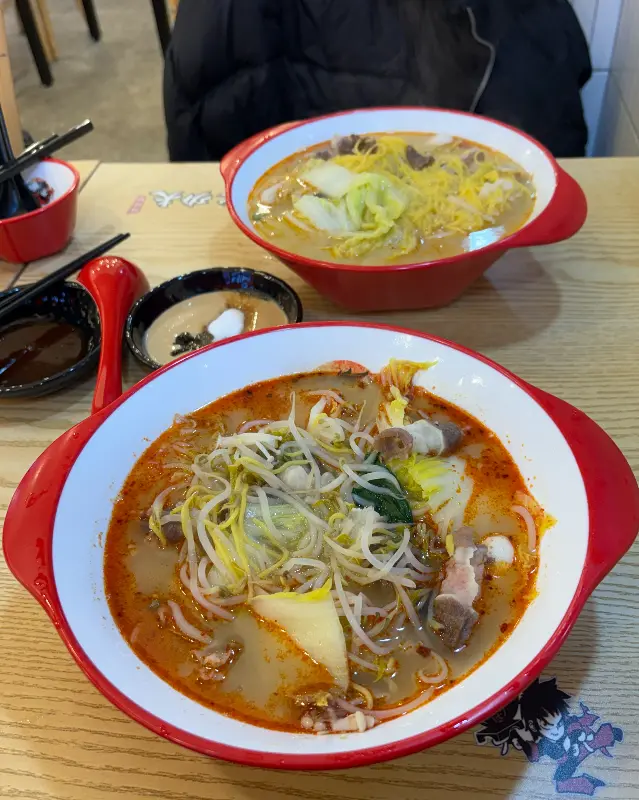 테이블 위에 놓인 마라탕 두 그릇