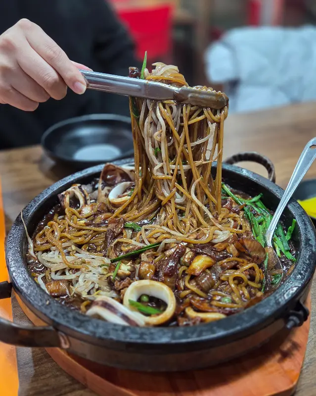 돌판에 담겨 따뜻함을 유지하는 짜장면