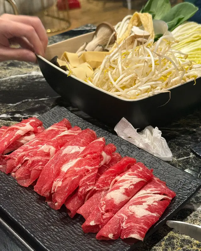 훠궈 재료를 끓는 육수에 넣는 모습