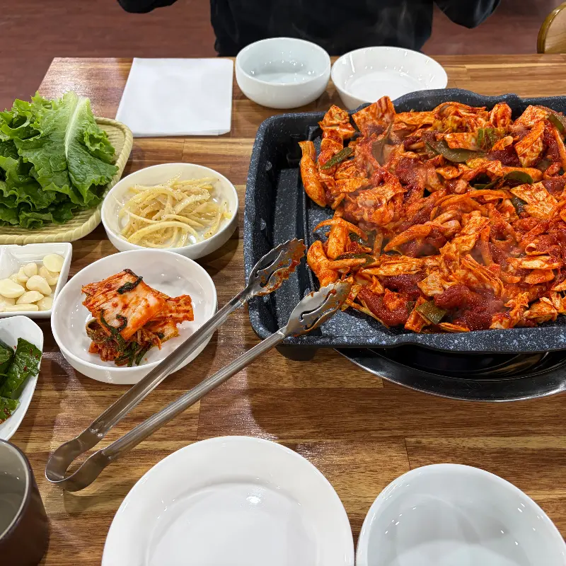 다채로운 밑반찬과 오리 주물럭 한 상 차림