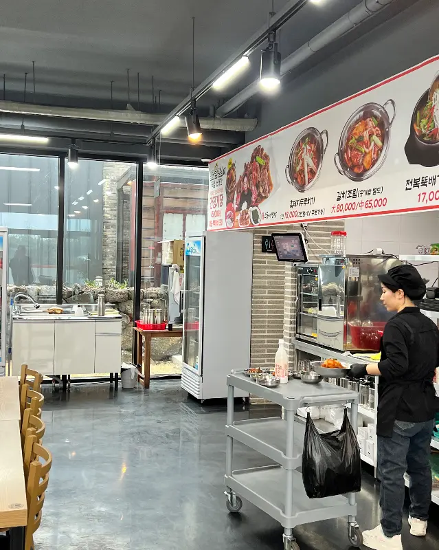 넓고 쾌적한 식당 내부