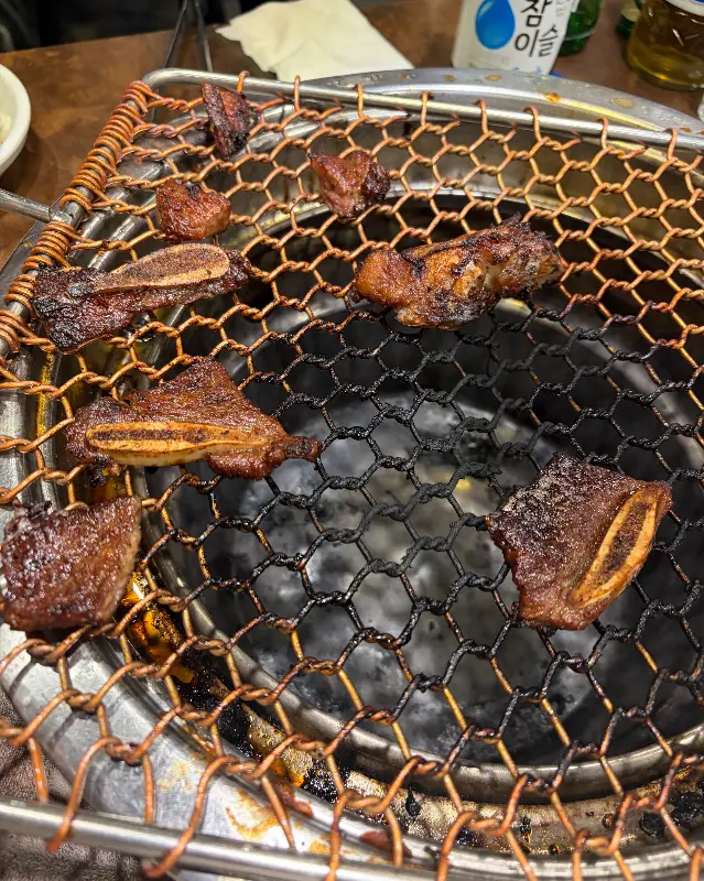 숯불 위에서 맛있게 익어가는 LA갈비