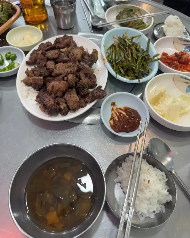 맛있게 구워진 돼지갈비