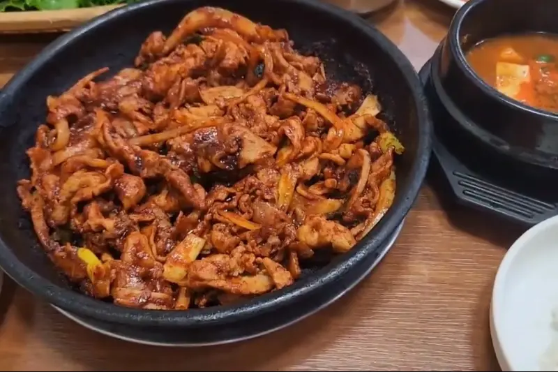 매콤한 양념에 버무려진 불백의 모습