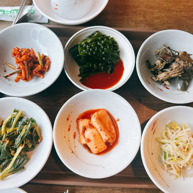 다양한 종류의 밑반찬