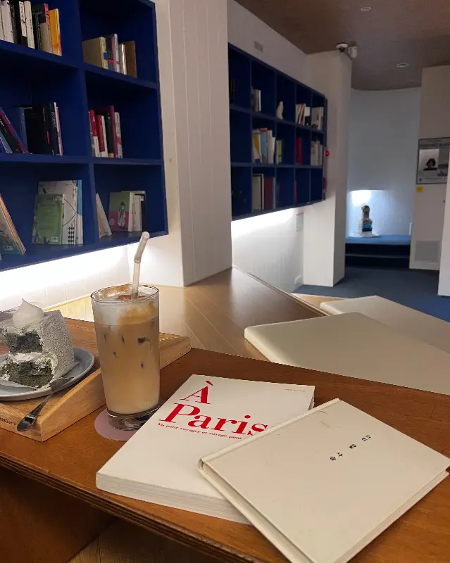 서사의 아늑한 분위기