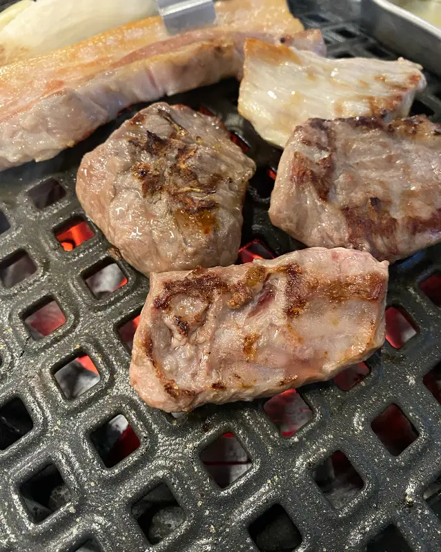 숯불 위에서 노릇노릇 구워지고 있는 꼬들살