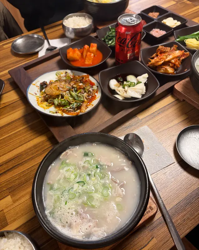 푸짐한 한 상 차림, 국밥과 다양한 곁들임 반찬들