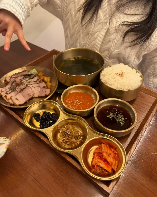 4구 찬합에 담겨 나온 정갈한 반찬들