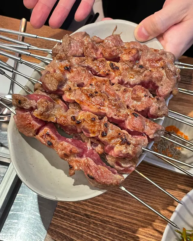접시에 담긴 양꼬치