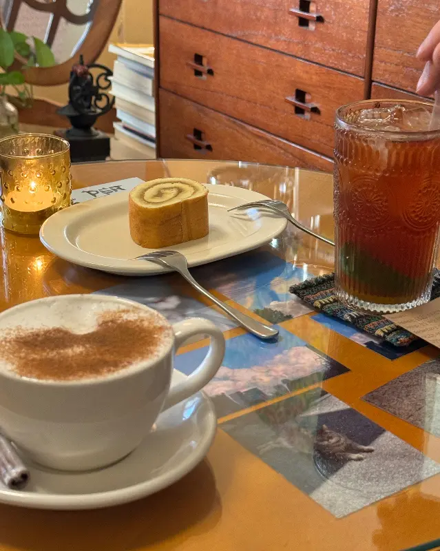 테이블 위에 놓인 롤케이크와 음료