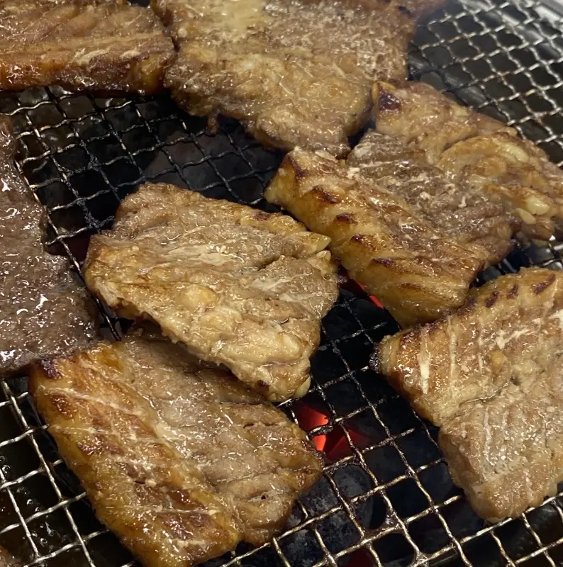 불판 위에서 맛있게 익어가는 돼지갈비