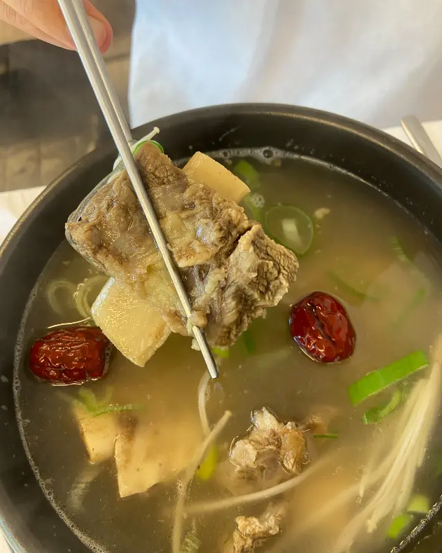 젓가락으로 들어올린 뼈해장국 고기