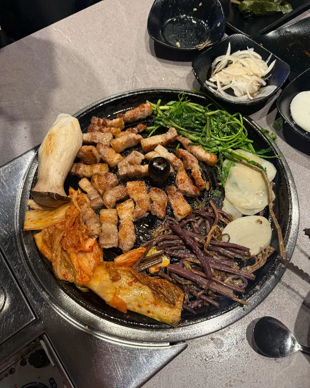 불판 가득 구워진 삼겹살