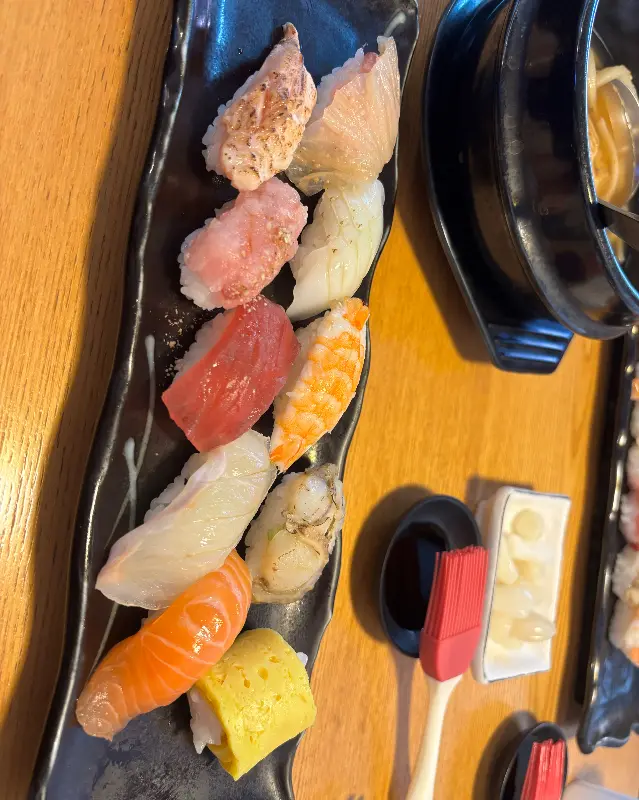 다양한 종류의 초밥과 우동