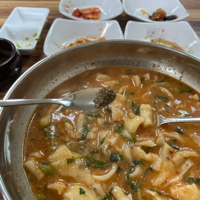 어탕국수에 후추를 뿌리는 모습